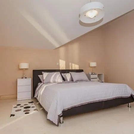 Victoria - Beachfront Luxury *
