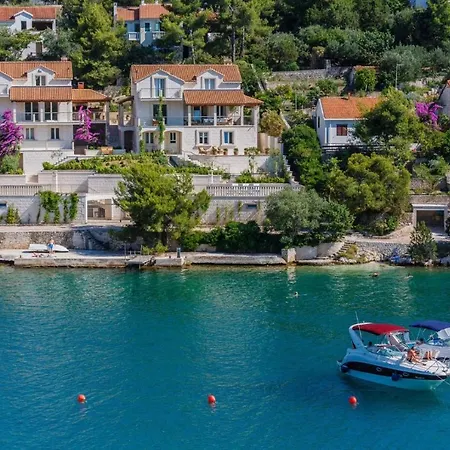 Victoria - Beachfront Luxury *