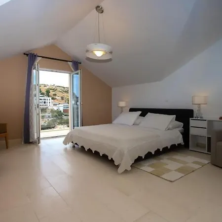 Victoria - Beachfront Luxury