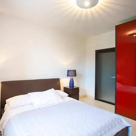 Victoria - Beachfront Luxury *