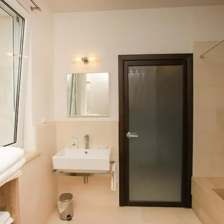 Victoria - Beachfront Luxury *